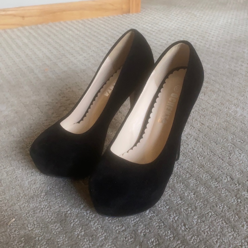 Black high heel pumps